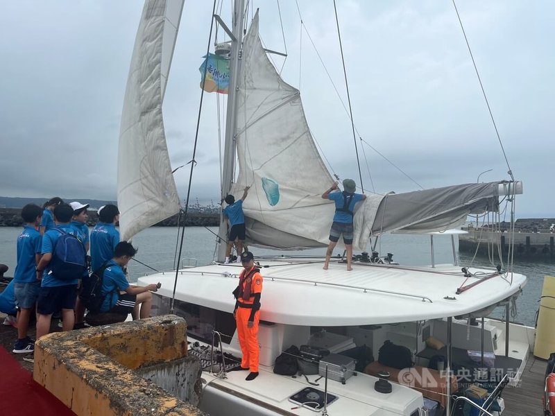 海洋委員會、法國在台協會與宜蘭縣立岳明國民中小學19日在淡水漁人碼頭舉辦「攜手國際.航向蔚藍」啟航典禮,台灣、法國師生以6天航程交流海洋文化,期間停留桃園、澎湖等地港口。圖為學生於行前宣誓、吹響海螺及升帆。中央社記者趙敏雅攝 114年5月19日