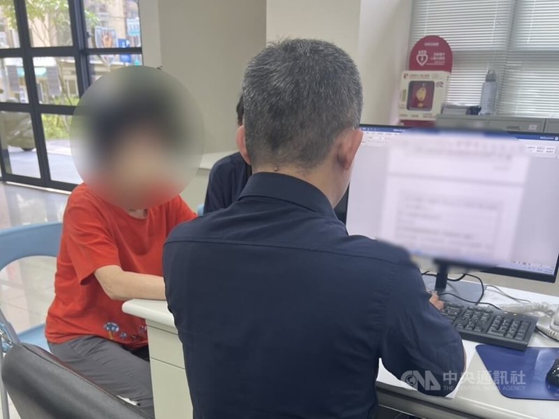 鄭姓婦人(左)接獲詐騙集團假冒女兒致電,稱感冒且手機損壞更換號碼,隔天又接獲「女兒」訊息稱需現金支付貨款,鄭姓婦人到銀行要匯款時,行員發現有異報案,與警方成功合作阻詐。(翻攝照片)中央社記者蘇木春傳真 114年5月19日