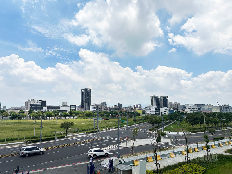 台中國際會展中心及綠美圖為台中水湳經貿園區兩大國際級指標建築,將同步在10月試營運,周邊交通動線以及停車空間規劃等,備受關注。中央社記者趙麗妍攝 114年5月19日