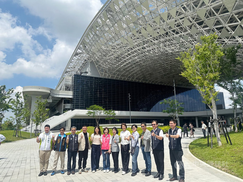 台中國際會展中心及綠美圖同步在10月試營運,台中市議會都發建設水利委員會19日前往考察,要求市府應提前規劃交通動線、停車空間以及旅宿量能等。中央社記者趙麗妍攝 114年5月19日