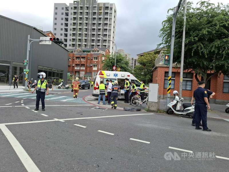 新北市三峽區國成街與國光街口19日下午發生重大車禍,1輛自小客車不明原因衝撞多名路人,造成多人受傷。(翻攝畫面)中央社記者趙敏雅傳真 114年5月19日