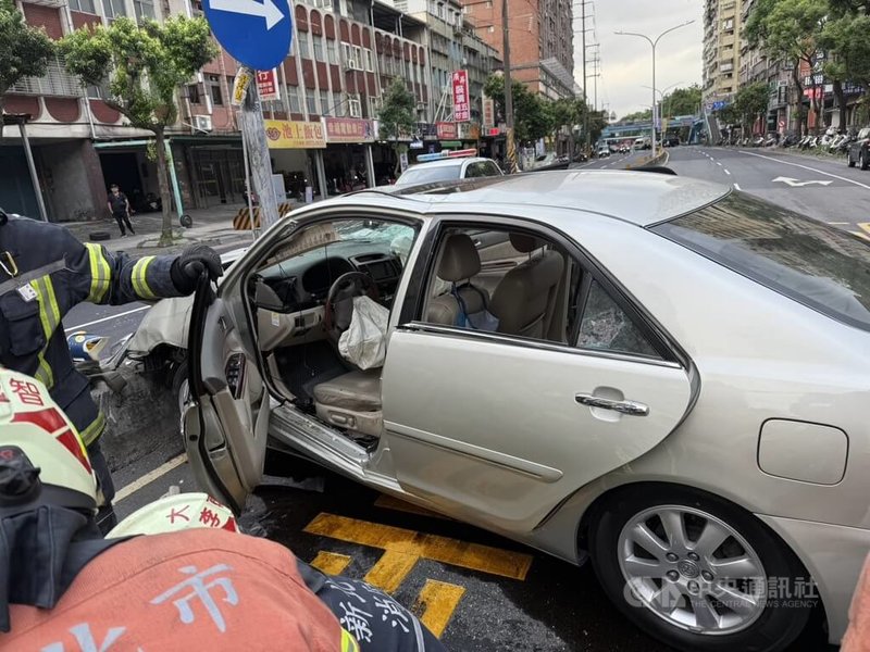 新北市三峽區國成街與國光街口19日下午發生重大車禍,1輛自小客車不明原因衝撞多名路人,多人受傷,駕駛受困車內被救出送醫。(翻攝畫面)中央社記者趙敏雅傳真 114年5月19日