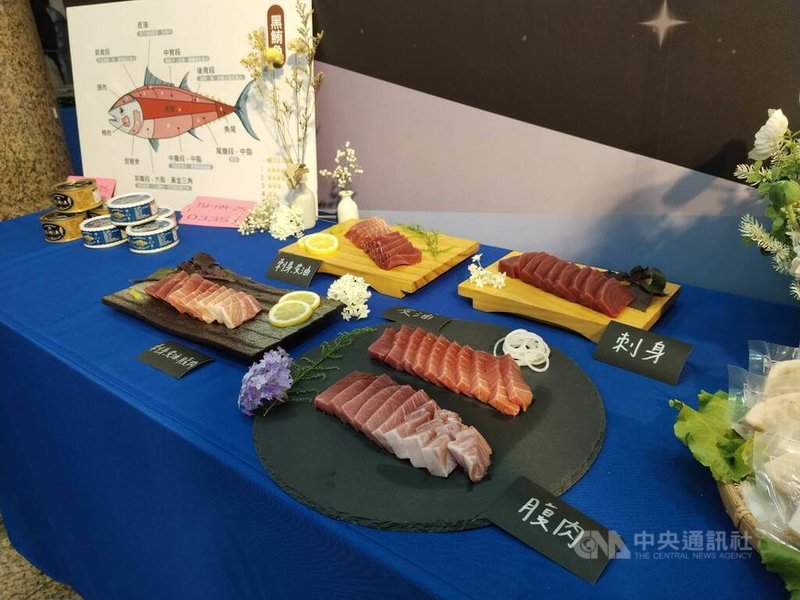漁業署19日舉行記者會,與中華民國全國漁會等單位共同推廣頂級國產漁貨太平洋黑鮪,介紹黑鮪魚不僅蛋白質含量高,且富含不飽和脂肪酸(Omega-3)的EPA和DHA,營養價值高,不同部位有不同的口感及烹飪方式。中央社記者汪淑芬攝 114年5月19日