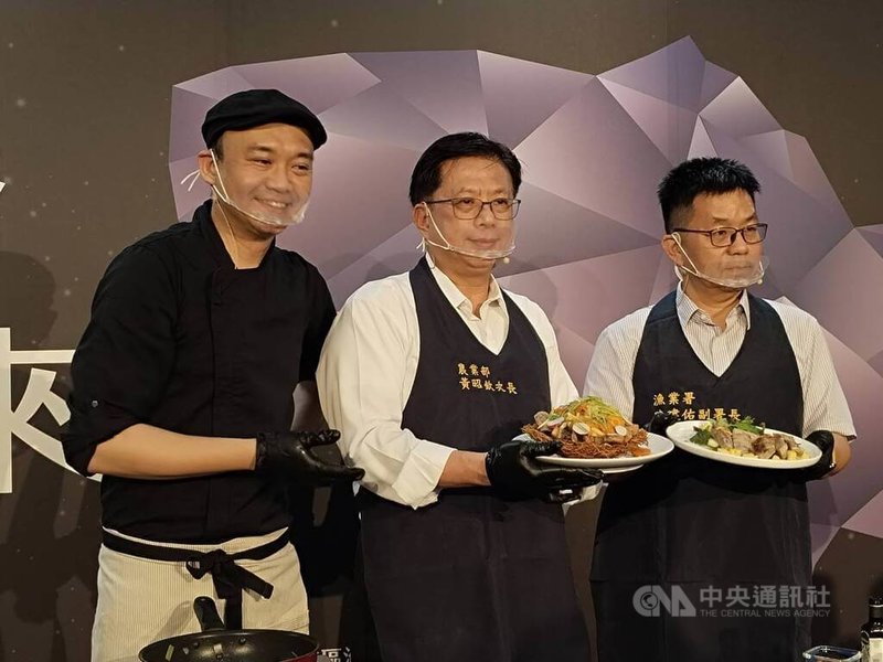 漁業署19日舉行記者會,與中華民國全國漁會等單位共同推廣頂級國產漁貨太平洋黑鮪,農業部次長黃昭欽(中)、漁業署副署長陳建佑(右)在廚師指導下,現場示範烹煮黑鮪魚。中央社記者汪淑芬攝 114年5月19日