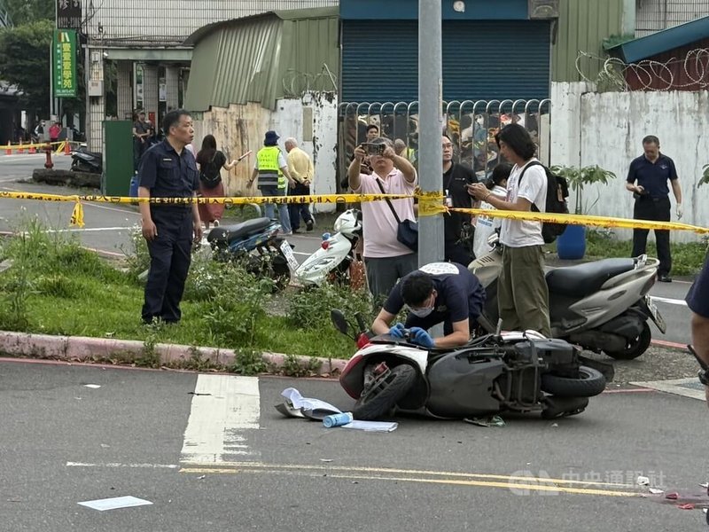 新北市三峽區北大國民小學外19日下午發生1輛自小客車不明原因衝撞多名路人重大意外,消防局指出,已知16人受傷,其中4人到院前心肺功能停止(OHCA)。中央社記者林恕暉攝 114年5月19日