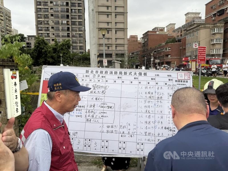 新北市三峽區北大國小外19日下午發生1輛自小客車不明原因衝撞多名路人重大意外,已知16人受傷,其中4人到院前心肺功能停止(OHCA)。圖為新北市消防局副局長蔡武忠(左)到場指揮。中央社記者林恕暉攝 114年5月19日