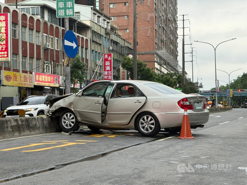 新北市三峽區國成街與國光街口19日下午發生重大車禍,1輛自小客車不明原因衝撞多名路人,直到在復興路110巷巷口自撞中央分隔島才停下。中央社記者林恕暉攝 114年5月19日