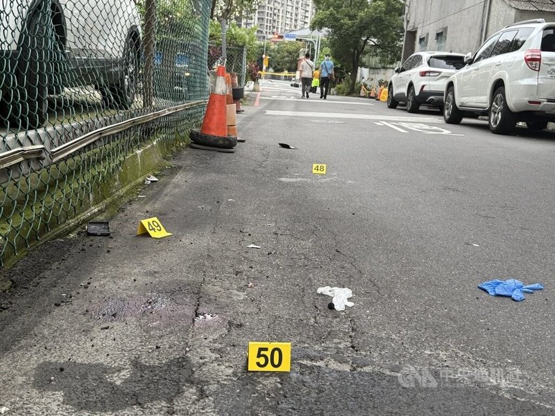 新北市三峽區北大國小外19日下午發生重大車禍,一輛自小客車不明原因衝撞,導致4人到院前心肺功能停止(OHCA)送醫,警方正在現場蒐證。中央社記者林恕暉攝 114年5月19日