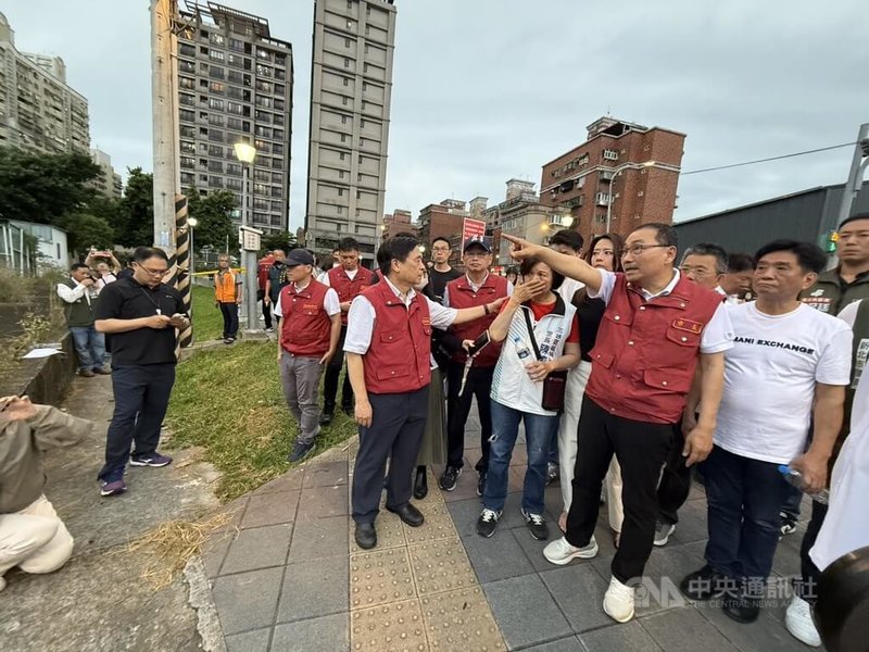 新北市三峽區北大國小外19日下午發生重大車禍,市長侯友宜(前右2)抵達肇事現場了解狀況後,便轉往醫院探視傷患。中央社記者林恕暉攝 114年5月19日