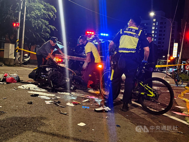 新北市三峽區北大國小外19日發生重大車禍,新北地檢署晚間前往勘查,檢察官要求警方將現場與肇事相關車輛、被撞擊的車體殘骸碎片,在初步鑑識完成後,逐一運回並集中保管。中央社記者林恕暉攝 114年5月19日