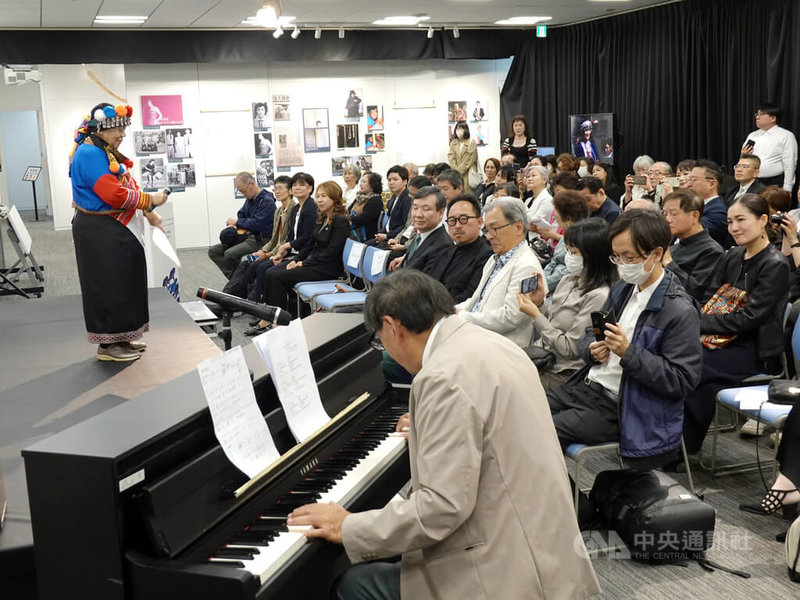 由文化部駐日台灣文化中心主辦「台灣人權及音樂故事展—高一生先生,三代的家族之歌」19日開幕,高一生之子─高英傑與穿著鄒族傳統服裝的胞妹高美英帶來兩首鄒族古謠,並合唱高一生所作的「杜鵑山」、「長春花」兩首曲子。中央社記者楊明珠東京攝 114年5月19日