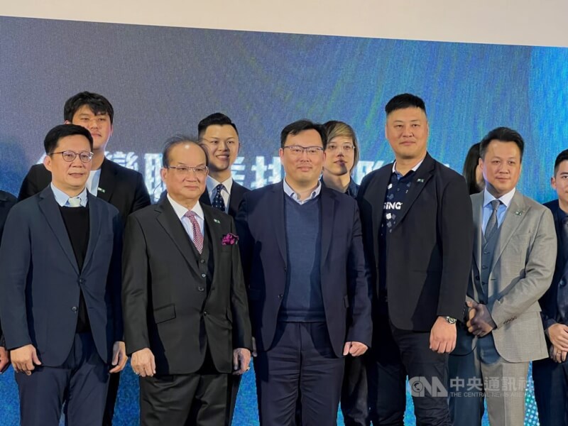 台灣職業排球聯盟(TPVL)2月14日成立正式邁向職業化,會長連華榮(前排左2)宣布,賽事預計10月開打,將有4隊參戰。(中央社檔案照片)