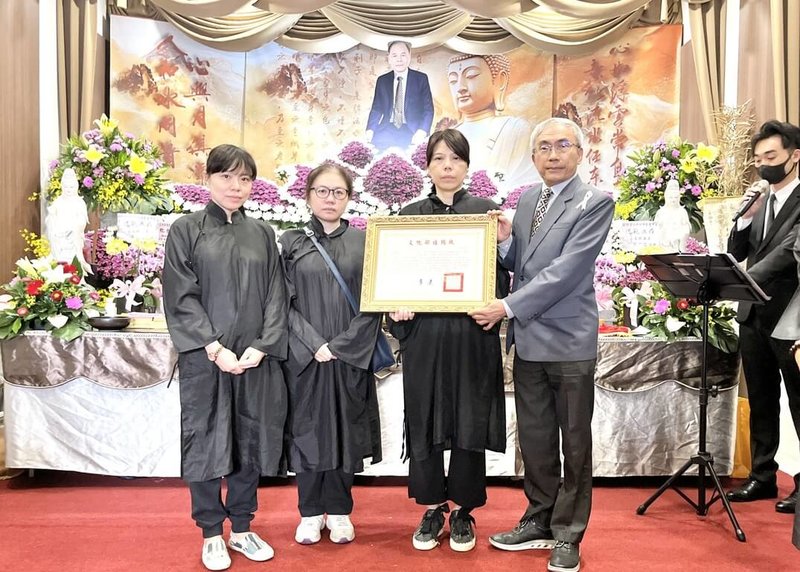 傳統工藝「鑿花」保存者蔡共新辭世,享壽78歲。文化部文化資產局長陳濟民(前排右1)19日代表文化部頒贈旌揚狀,由蔡共新女兒蔡幸姬(左2)、蔡幸蓉(左3)及蔡玫芬(左1)代表受贈。(文化部文資局提供)中央社記者邱祖胤傳真 114年5月19日