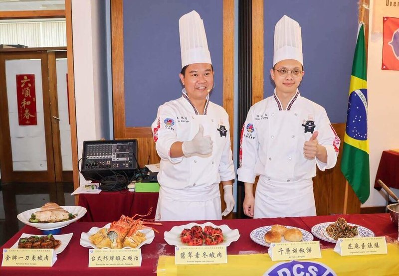 僑務委員會「台灣美食國際巡迴講座」17日至18日在巴西聖保羅僑教中心舉行,由穎嘉餐飲顧問有限公司執行長溫國智(左)擔任美洲一線主廚,穎嘉研發主廚陳瑞昌(右)擔任主廚助理。(駐聖保羅辦事處提供)中央社記者唐雅陵聖保羅傳真 114年05月19日