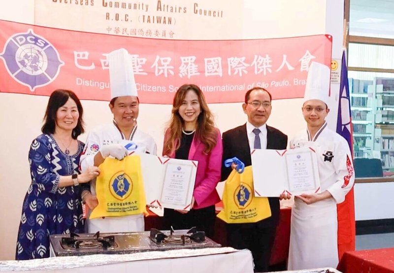 僑務委員會「台灣美食國際巡迴講座」17日至18日在巴西聖保羅僑教中心舉行,駐聖保羅辦事處處長朱怡靜(中)期待這趟美食之旅加深台灣與巴西人民彼此的文化連結。(駐聖保羅辦事處提供)中央社記者唐雅陵聖保羅傳真 114年05月19日
