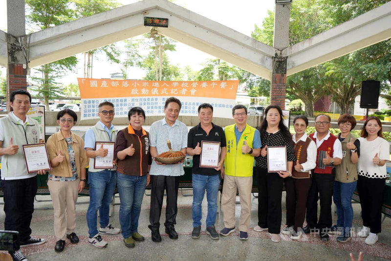 民進黨山地原住民立委伍麗華(左4)提出國產部落小米進入學校營養午餐,5月先於屏東縣及北北基共29所學校試辦,19日在瑪家國中舉行啟動記者會,原住民族委員會主委曾智勇Ljaucu.Zingrur(左5)等人出席。中央社記者黃郁菁攝 114年5月19日