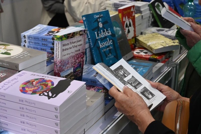 布拉格國際書展15日至18日舉行,期間有許多捷克、台灣讀者造訪麋鹿出版社。(麋鹿出版社提供)中央社記者劉鬱葶布拉格傳真 114年5月19日