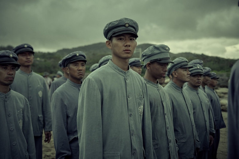 演員吳念軒(前)主演客家旗艦時代劇「星空下的黑潮島嶼」,他在劇中被送往綠島入獄,遇到很多絕望的事情。(客家電視台提供)中央社記者洪素津傳真 114年5月19日