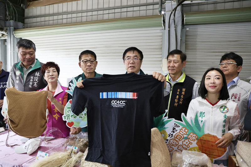 台南市長黃偉哲(中)19日出席在關廟區舉辦的「鳳梨廢棄物再生實踐成果記者會」,說明鳳梨廢棄物最新再生利用模式。(台南市政府提供)中央社記者楊思瑞台南傳真 114年5月19日