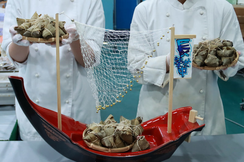 長榮女中餐飲科19日發表由師生共同設計的「粽子三吃」,除傳統口味,還有以蜂蜜及水果調味的甜粽及果凍粽,口感特殊。(長榮女中提供)中央社記者楊思瑞台南傳真 114年5月19日