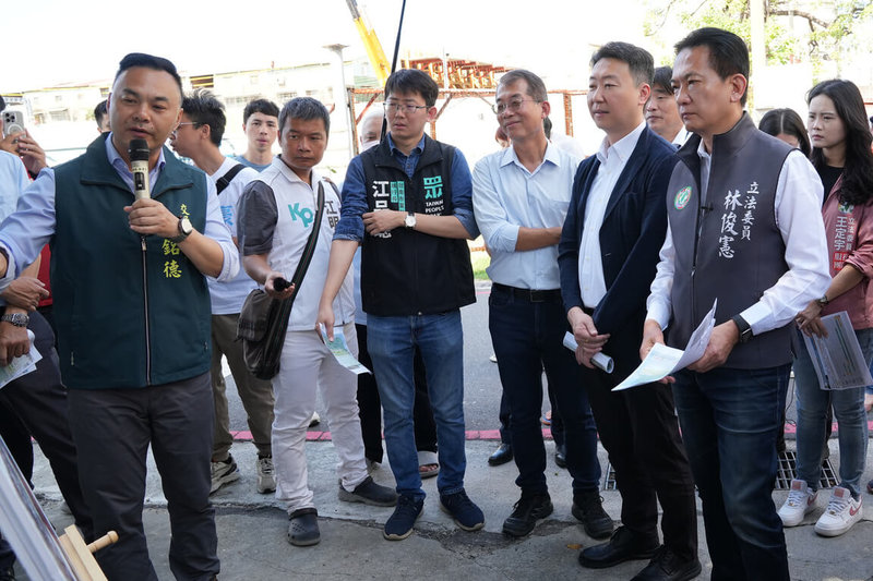 民進黨立委林俊憲(前右1)19日安排立法院交通委員會與交通部長陳世凱(前右2)前往台南,會勘4座立體停車場規劃進度。(林俊憲服務處提供)中央社記者楊思瑞台南傳真 114年5月19日