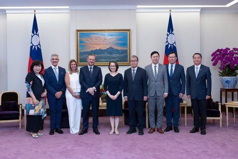 副總統蕭美琴(中)19日接見國際帕拉林匹克委員會總會長安德魯帕森斯(Andrew Parsons)等人。(總統府提供)中央社記者葉素萍傳真 114年5月19日