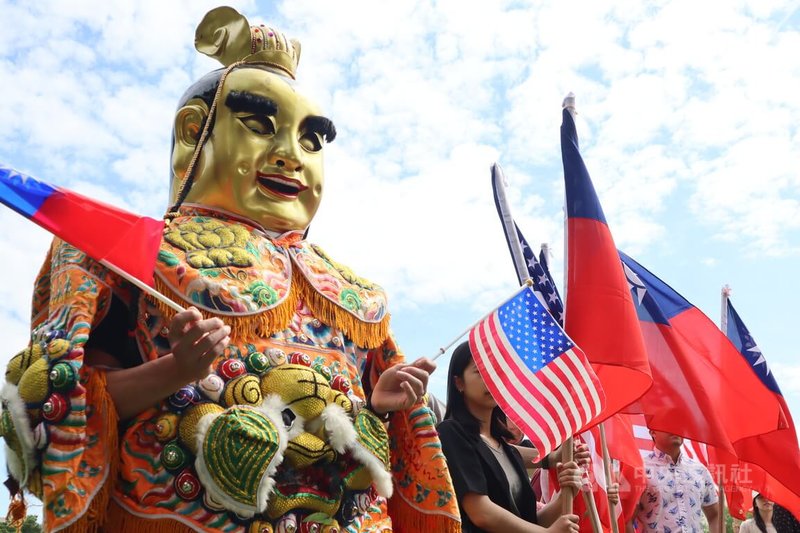 美國聯邦參議院15日召開聽證會,期間參議員克魯茲呼籲鬆綁禁止「台灣盟友」在美國領土展示具有主權象徵的國旗等政策。圖為大華府台僑偕三太子18日於國會前揮舞美、台國旗,呼籲支持台灣加入世界衛生組織。中央社記者鍾佑貞華盛頓攝 114年5月19日