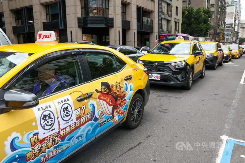 台灣全國汽車駕駛人權益聯盟協會等多個職業駕駛團體,19日號召多輛計程車、大客車等包圍交通部,訴求希望同步提高行人違規罰鍰等。圖為參與抗議的計程車在車身貼上標語表達不滿。中央社記者王騰毅攝 114年5月19日