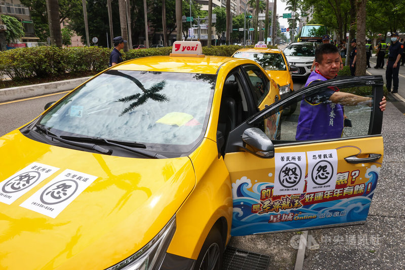 全國汽車駕駛人權益聯盟不滿未停讓行人修法只重罰駕駛,19日號召多名計程車駕駛到交通部抗議,參與車輛在車外貼上標語表達對政策修法的不滿。中央社記者王騰毅攝 114年5月19日