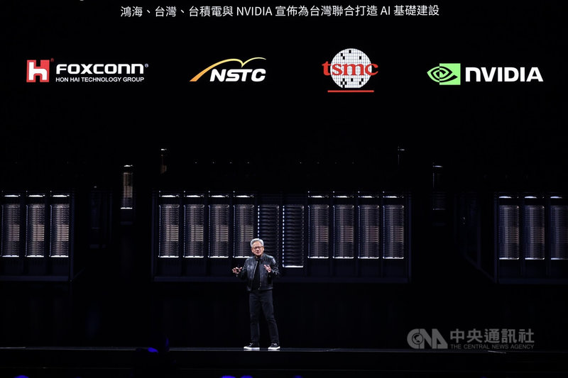 輝達(NVIDIA)執行長黃仁勳19日在台北國際電腦展(COMPUTEX)主題演講中多次提到台灣,一開始他就以Hello Taiwan開場,會中並宣布將與鴻海、國科會、台積電合作,為台灣打造AI基礎建設。中央社記者翁睿坤攝 114年5月19日