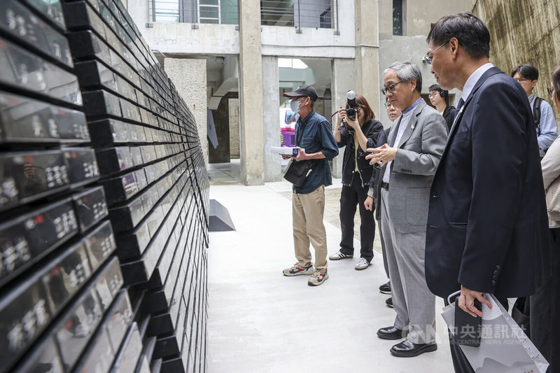 文化部國家人權博物館19日在白色恐怖景美紀念園區舉辦519白色恐怖記憶日典禮,文化部長李遠(前右2)等出席,前往人權紀念碑緬懷政治受難者。中央社記者鄭清元攝 114年5月19日