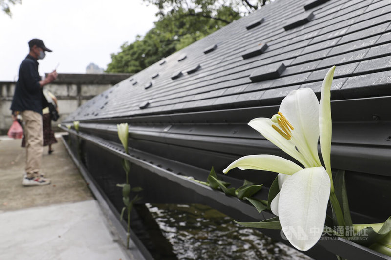 文化部國家人權博物館19日在白色恐怖景美紀念園區舉辦519白色恐怖記憶日典禮,典禮尾聲,民眾到人權紀念碑前獻花,向政治受難者致敬。中央社記者鄭清元攝 114年5月19日