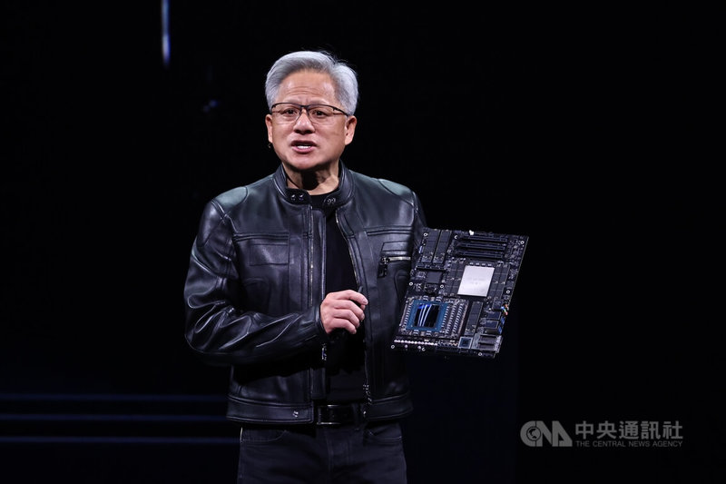 輝達(NVIDIA)執行長黃仁勳(圖)19日上午在台北國際電腦展(COMPUTEX)發表主題演講,會中宣布AI新產品並帶來完整的介紹。中央社記者翁睿坤攝 114年5月19日