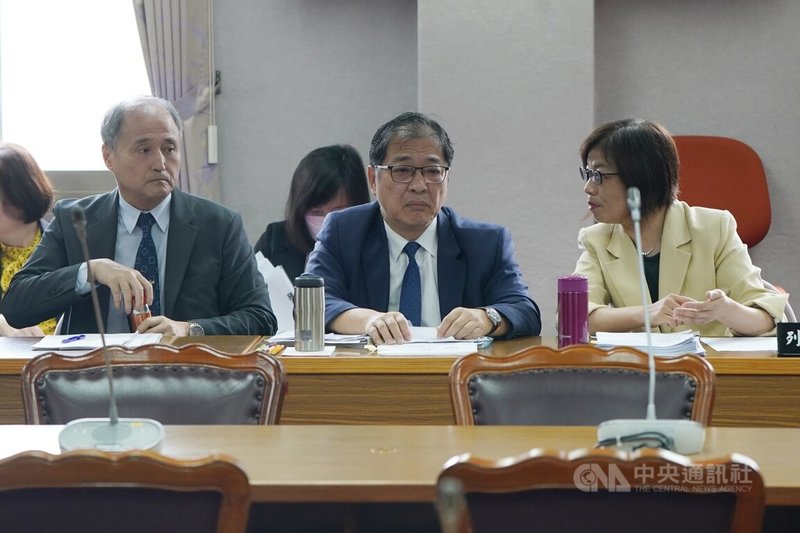 關於「剴剴」案,上萬民眾附議凌虐故意殺害兒童者應處死刑且不得假釋等訴求,日前法務部回應不予採納;法務部長鄭銘謙(中)19日在立法院改口表示,虐童行為是人神共憤、天理難容及零容忍,更周延的法律保護,法務部仍在研議中。中央社記者徐肇昌攝 114年5月19日