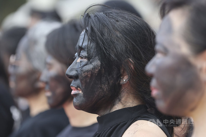 辜寬敏基金會等多個民團19日在中正紀念堂廣場舉行「519 讓消失的勇敢女性回來—找回消失的她們」黑臉行動,現場舞者與民眾以「塗黑臉龐」的方式,希望為無數被迫噤聲、遭到抹除的白色恐怖女性受難者重建記憶與尊嚴。中央社記者鄭清元攝 114年5月19日