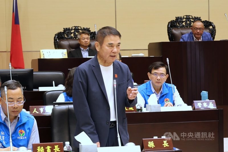 苗栗縣政府初估今年包含統籌分配稅款及一般性補助款財源將短少約新台幣67億元。縣長鍾東錦(前中)19日在議會答詢表示,苗栗是唯一財政受中央控管、無法舉債的縣市,要努力的地方很多。中央社記者管瑞平攝 114年5月19日