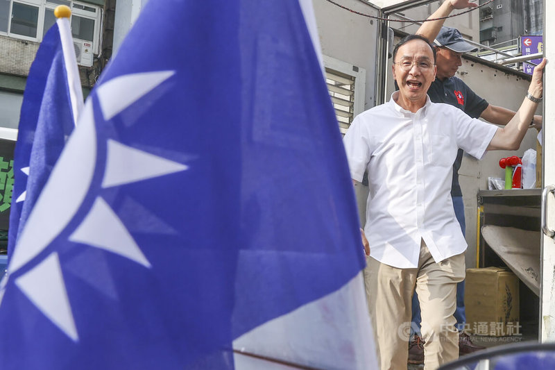 國民黨發起「全民叭賴」行動,邀請所有對總統賴清德執政不滿的人共同參加,一起在9日下午5時20分按兩下喇叭,發出人民怒吼,黨主席朱立倫(圖)在車隊出發前上車,為大家加油喊話。中央社記者鄭清元攝 114年5月19日