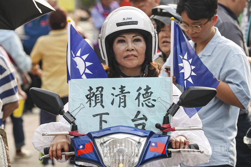 國民黨19日舉行「全民叭賴 吼出來 叫賴清德下台 車隊誓師」遊行,參與者車上綁著旗幟,並貼上自製標語表達立場。中央社記者鄭清元攝 114年5月19日