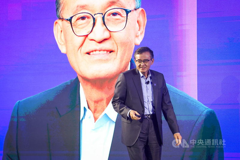 英特爾(Intel)執行長陳立武(圖)19日出席英特爾40週年晚宴活動,他表示,英特爾與台灣夥伴的合作關係,將會帶動產業轉型,讓全世界容易取得運算能力,今晚象徵全新的開始。中央社記者王騰毅攝 114年5月19日