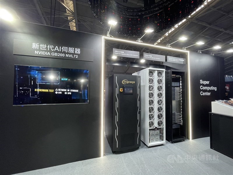台北國際電腦展(COMPUTEX)本週登場,鴻海19日下午表示,現場將展示輝達(NVIDIA)最新晶片核心GB300 NVL72伺服器架構。圖為GB200伺服器NVL72機櫃。(中央社檔案照片)