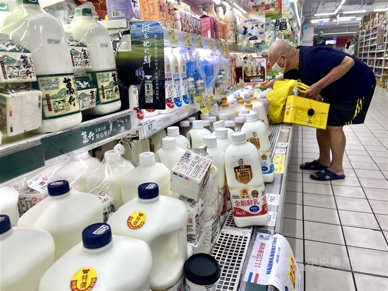 紐西蘭進口乳零關稅來台,消費者卻未感受到價格下降,網友發起一人一信向公平會檢舉。(中央社檔案照片)