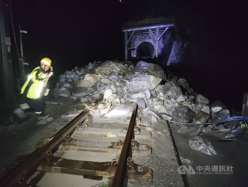 花蓮18日下午雨勢不斷,台鐵和仁與崇德間遭土石流淹沒軌道。(中央社檔案照片)