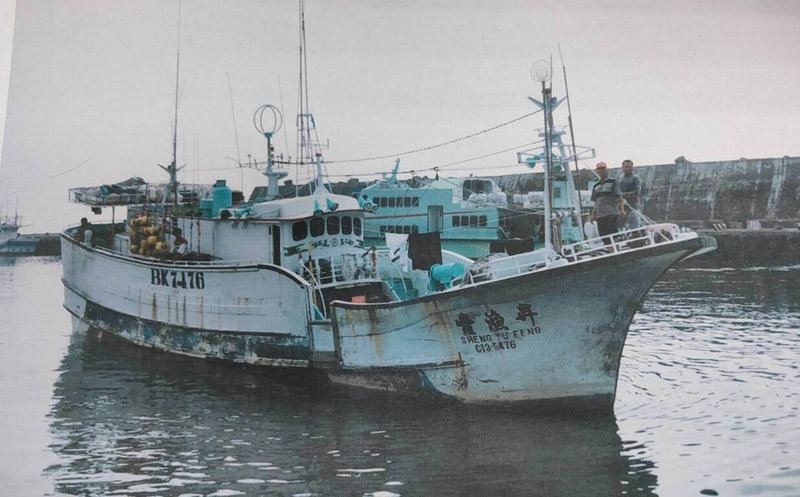 正值黑鮪魚汛期,屏東琉球籍漁船「昇漁豐」號在台菲重疊海域作業,19日凌晨卻遭菲律賓海巡登船臨檢並扣押,幸經外交部交涉後獲釋。(讀者提供)中央社記者黃郁菁傳真 114年5月19日
