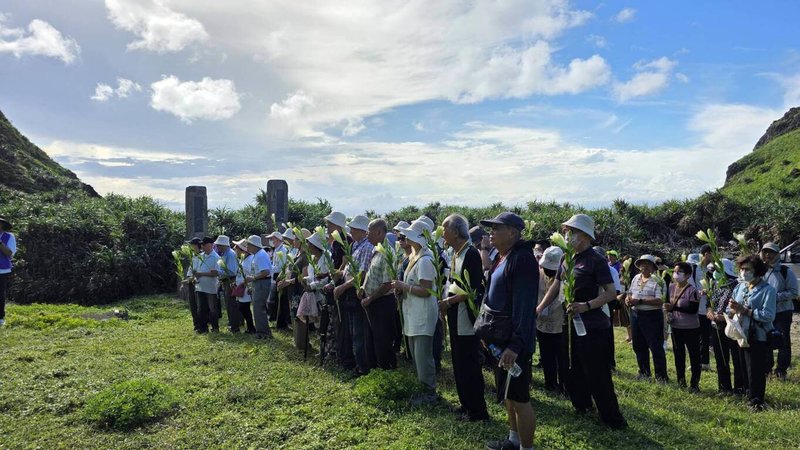 國家人權博物館舉辦「2025年政治受難者暨家屬重返記憶之島-綠島」活動,16日受難者與家屬參與活動並獻花。(客家電視台提供)中央社記者洪素津傳真 114年5月19日