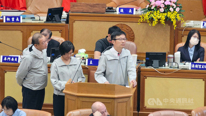 新北市議會19日進行業務質詢,有議員指出,很多家長反映,奶茶煙正在校園瘋傳,對此,教育局長張明文(前右立者)表示,電子煙全面不能進入校園,若有新興電子煙的型式改變,也會讓家長和老師儘快了解,已通令各校強化了解及辨識,嚴格執行禁入校園。中央社記者王鴻國攝 114年5月19日