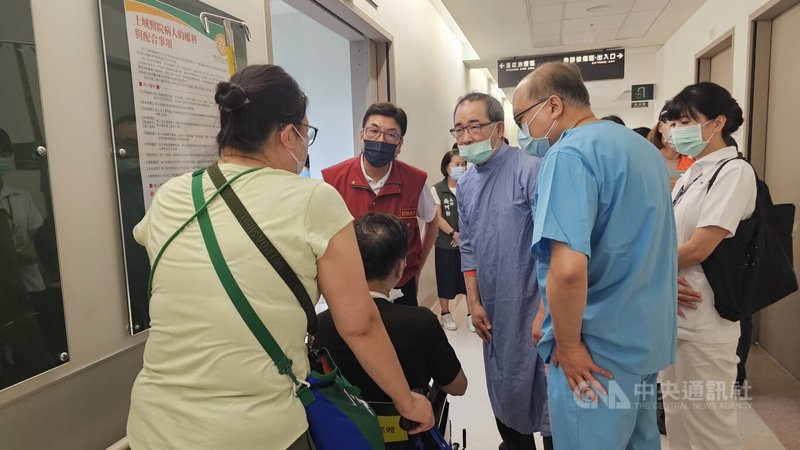新北市三峽區北大國民小學外19日下午發生重大車禍,造成多人重傷送醫,副市長劉和然(後左)趕赴醫院慰問傷者。中央社記者王鴻國攝 114年5月19日