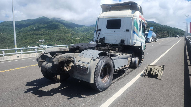 南迴公路台9線398公里多良路段,19日發生曳引車自撞護欄致爆胎事故,警方獲報到場處理;發現曳引車18日在彰化花壇失竊,經查才知是父子吵架後兒子偷開父親車。(民眾提供)中央社記者李先鳳傳真 114年5月19日