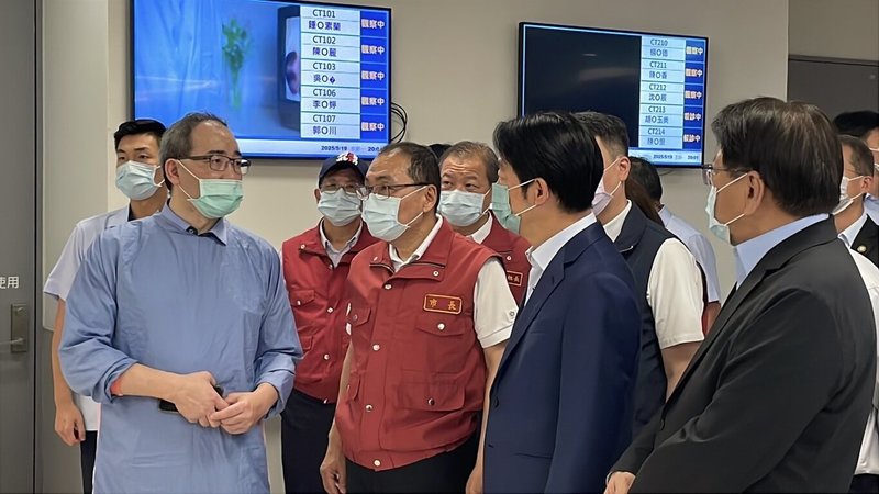 新北市三峽區北大國小外19日發生重大車禍,造成3死、12人輕重傷。總統賴清德(前右2)在市長侯友宜(前左2)陪同下,前往土城醫院慰問傷者家屬,並要求院方積極治療傷者。(土城醫院提供)中央社記者王鴻國傳真 114年5月19日