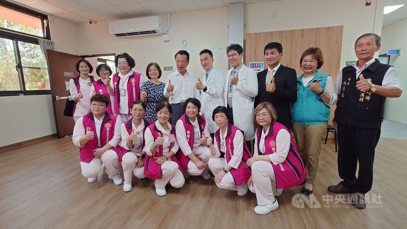 竹崎多功能服務中心暨鹿滿日間照顧中心19日啟用,委由台中榮民總醫院灣橋分院經營,嘉義縣長翁章梁(後排左5)、行政院衛福部長照司長祝健芳(後排左4)與醫護人員合影,感謝他們的付出。中央社記者蔡智明攝 114年5月19日