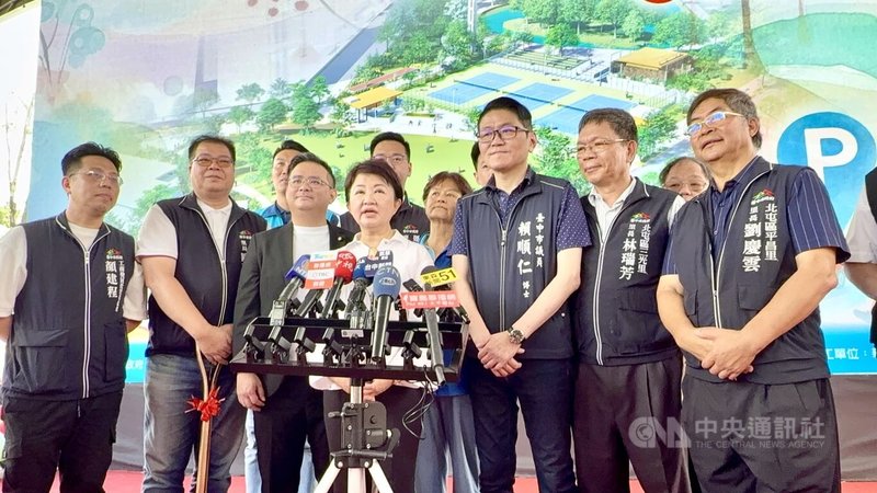 台中市長盧秀燕(前中)19日出席北屯區兒童公園地下停車場新建工程接受媒體採訪表示,日前廣島市議會拜訪,送上廣島市長親筆邀請函,邀請出席8月6日舉行的和平紀念儀式。中央社記者趙麗妍攝 114年5月19日